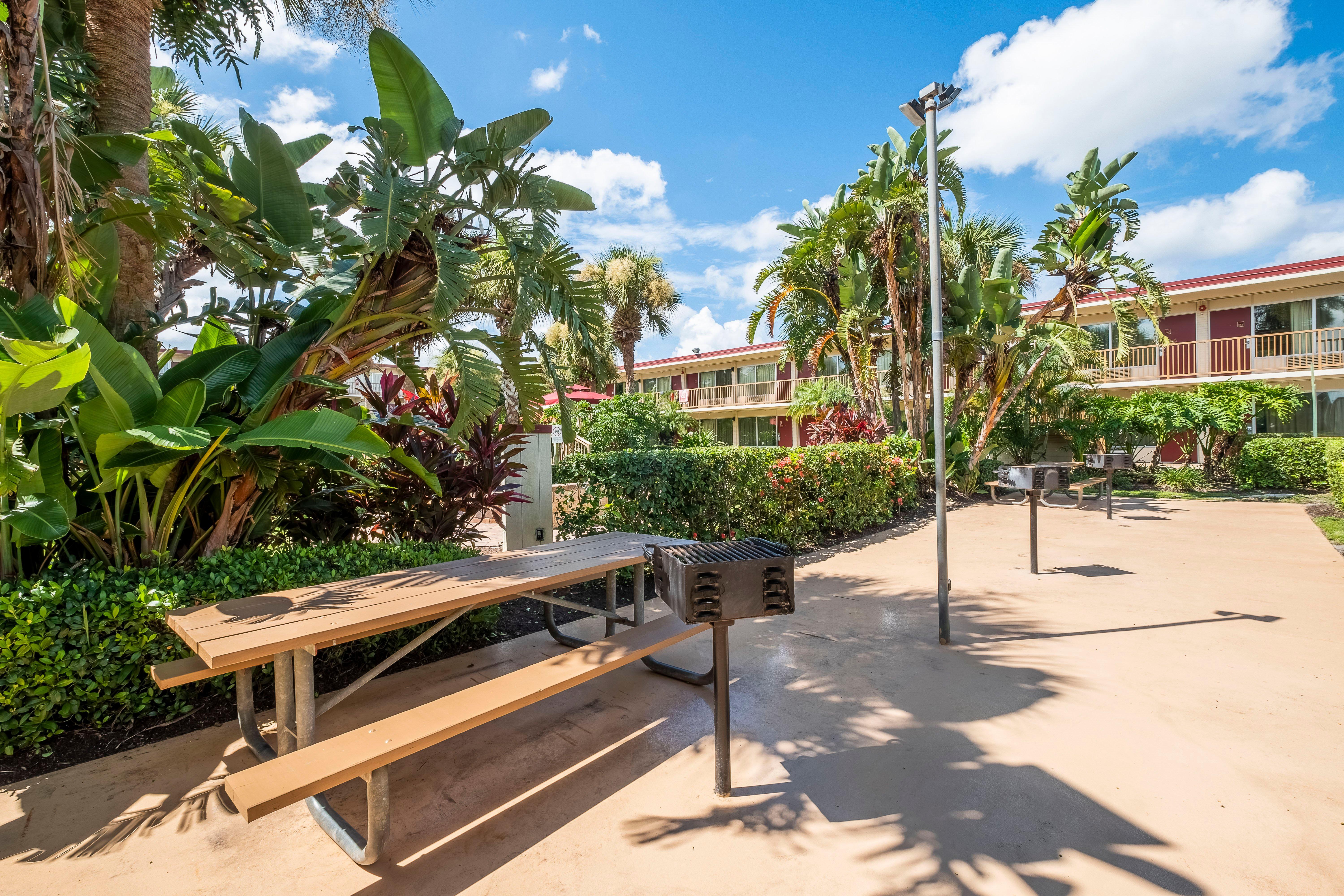 Red Roof Inn Plus+ & Suites Naples Downtown-5Th Ave S Ngoại thất bức ảnh