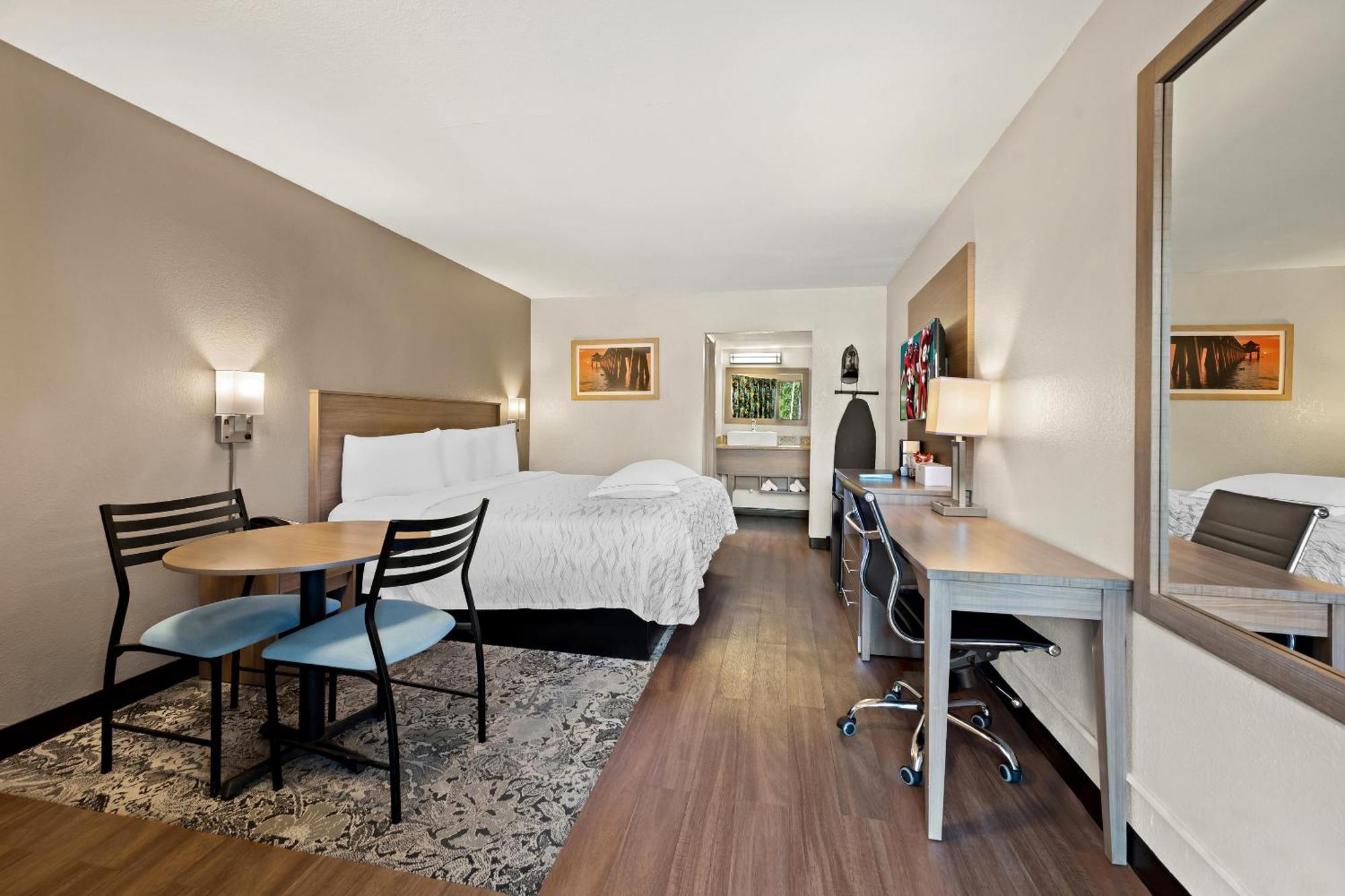 Red Roof Inn Plus+ & Suites Naples Downtown-5Th Ave S Ngoại thất bức ảnh